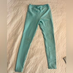 Waffle textured leggings with cinched butt
